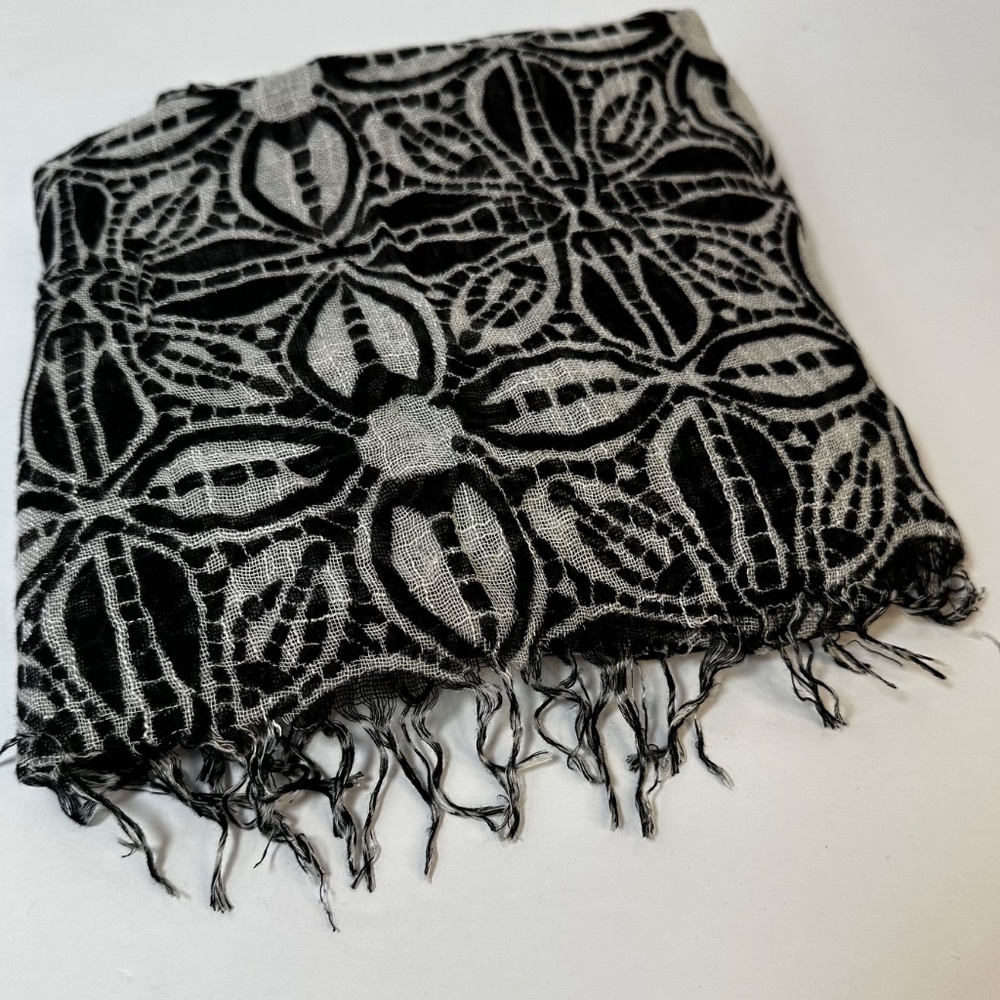 ✨ 3 for $45✨ Danier Black White Lightweight Scarf Fringe 100% Viscose 72” NWT